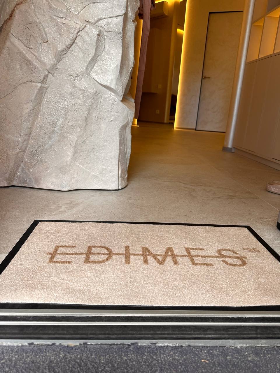 Felpudo beige con logotipo para una entrada elegante