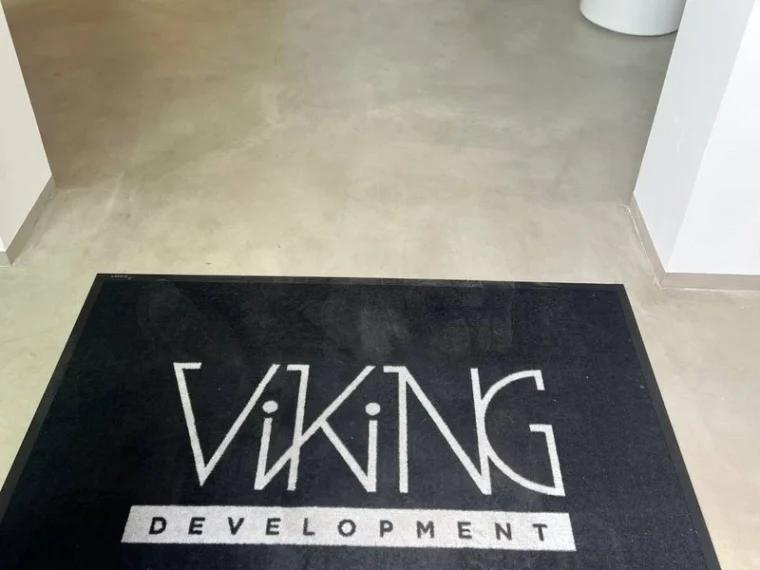 Felpudo negro con logotipo blanco Viking Development
