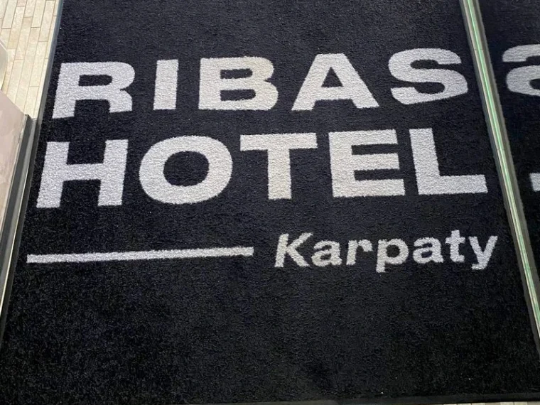 Felpudo en blanco y negro para Ribas Hotel