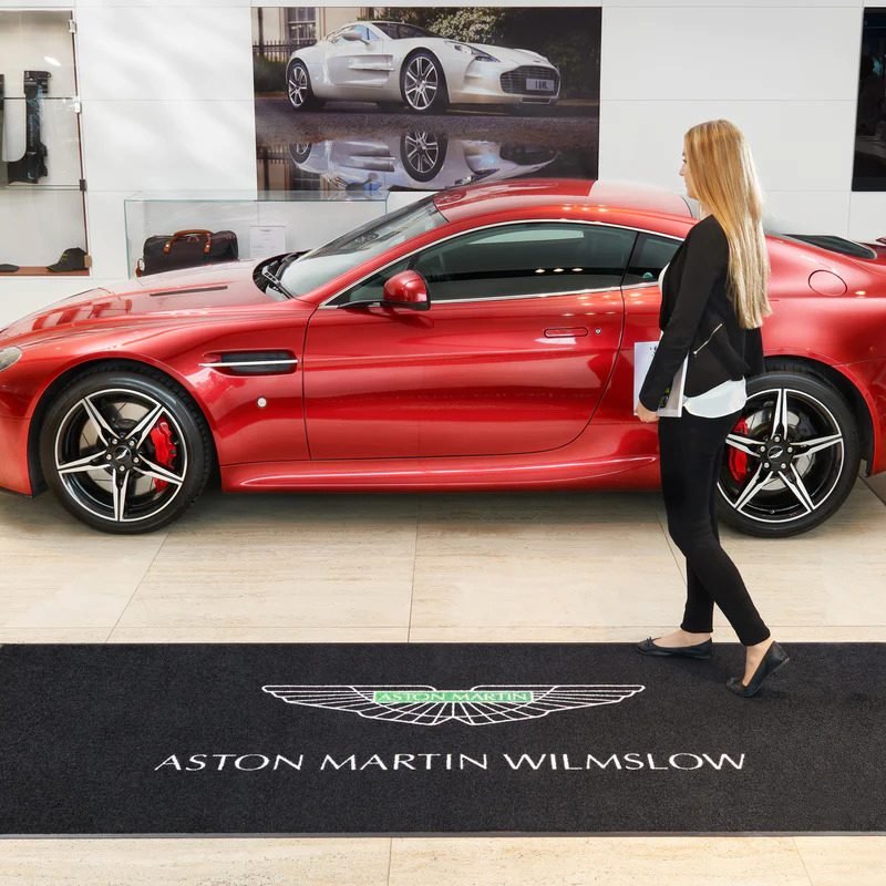 Felpudo de gran formato para exposición de automóviles