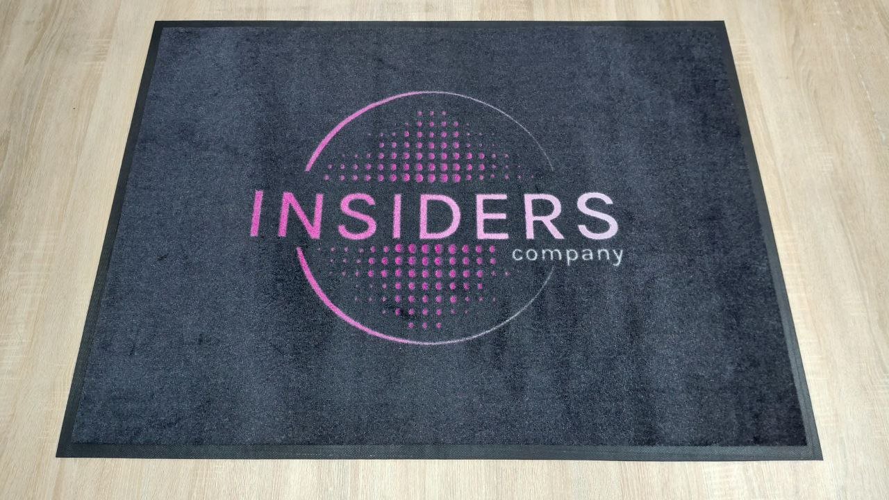 Felpudo con logotipo rosa Insiders Company