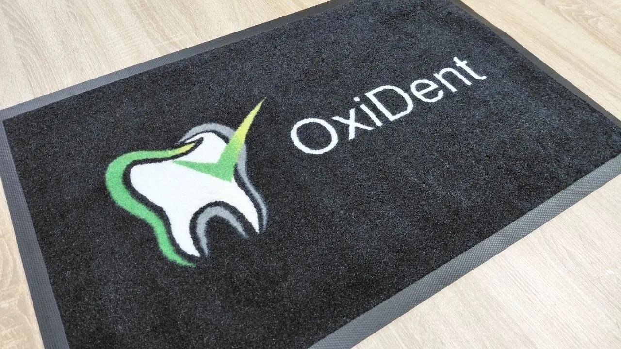 Felpudo con logotipo multicolor para clínica dental