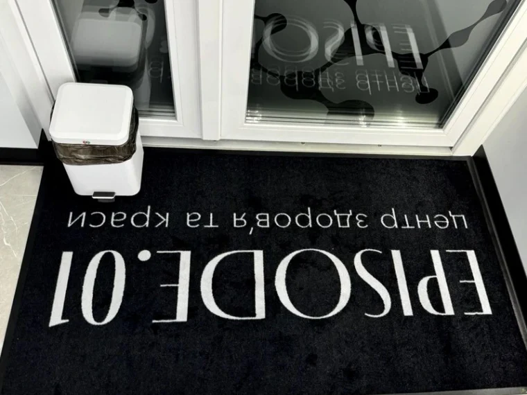 Felpudo negro con texto blanco para una entrada
