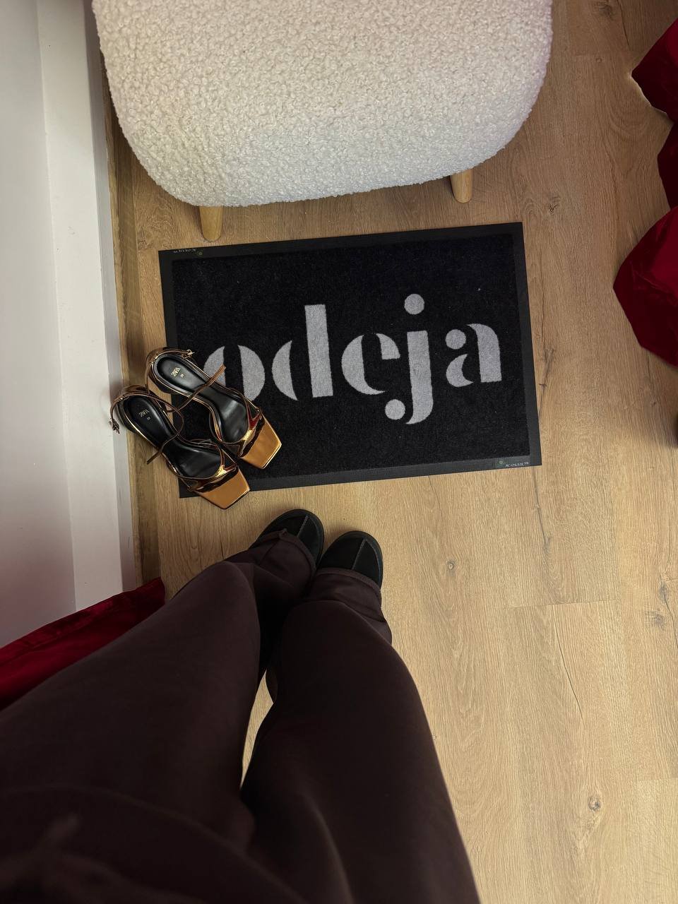 Felpudo compacto con logotipo en un interior