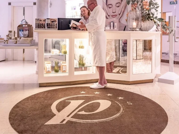 Felpudo redondo con logotipo en recepción de spa