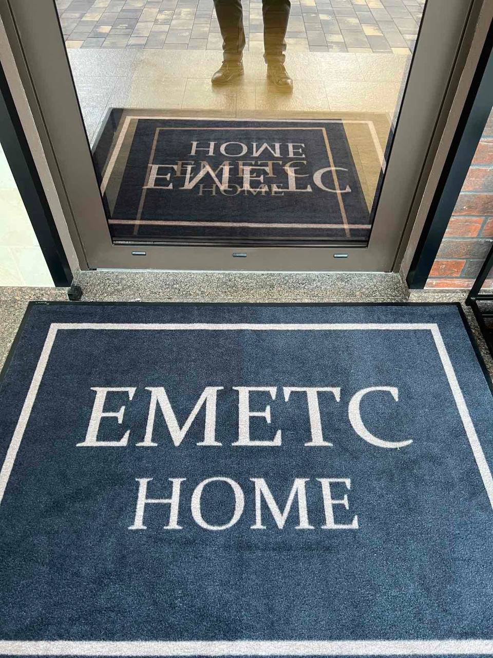 Felpudo de entrada oscuro EMETC Home