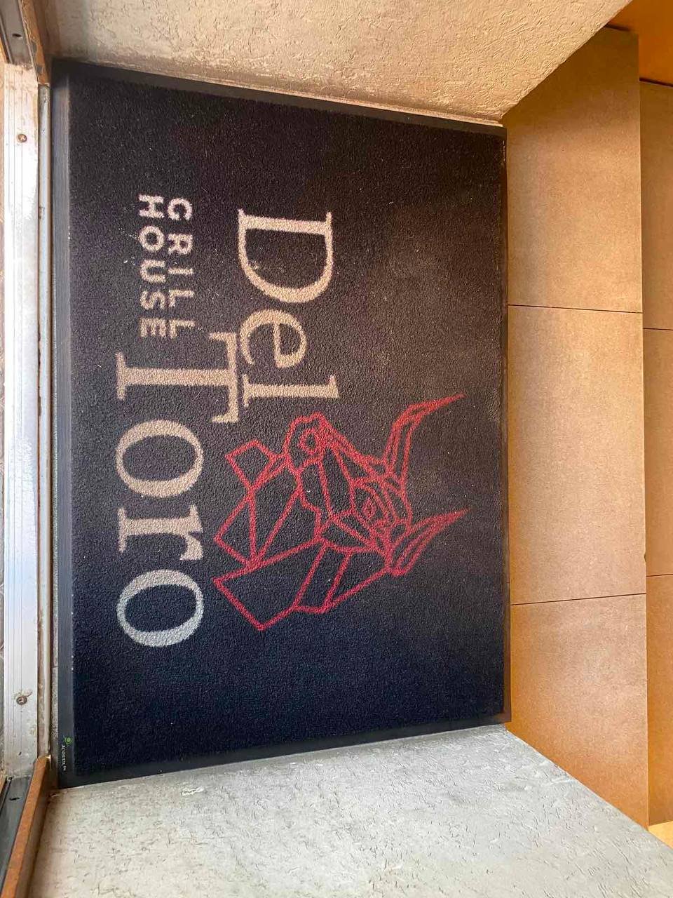 Felpudo negro y rojo para Del Toro Grill House
