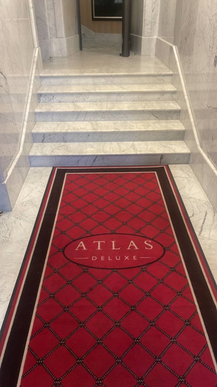 Felpudo rojo Atlas Deluxe en un vestíbulo