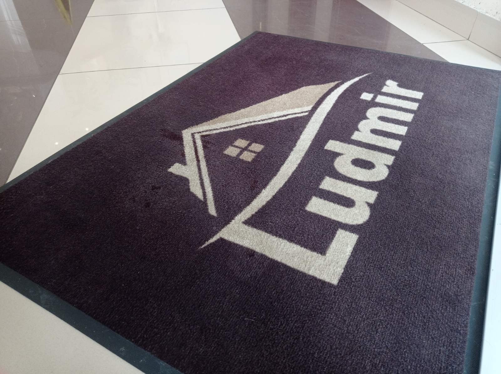 Felpudo violeta con logotipo udmini