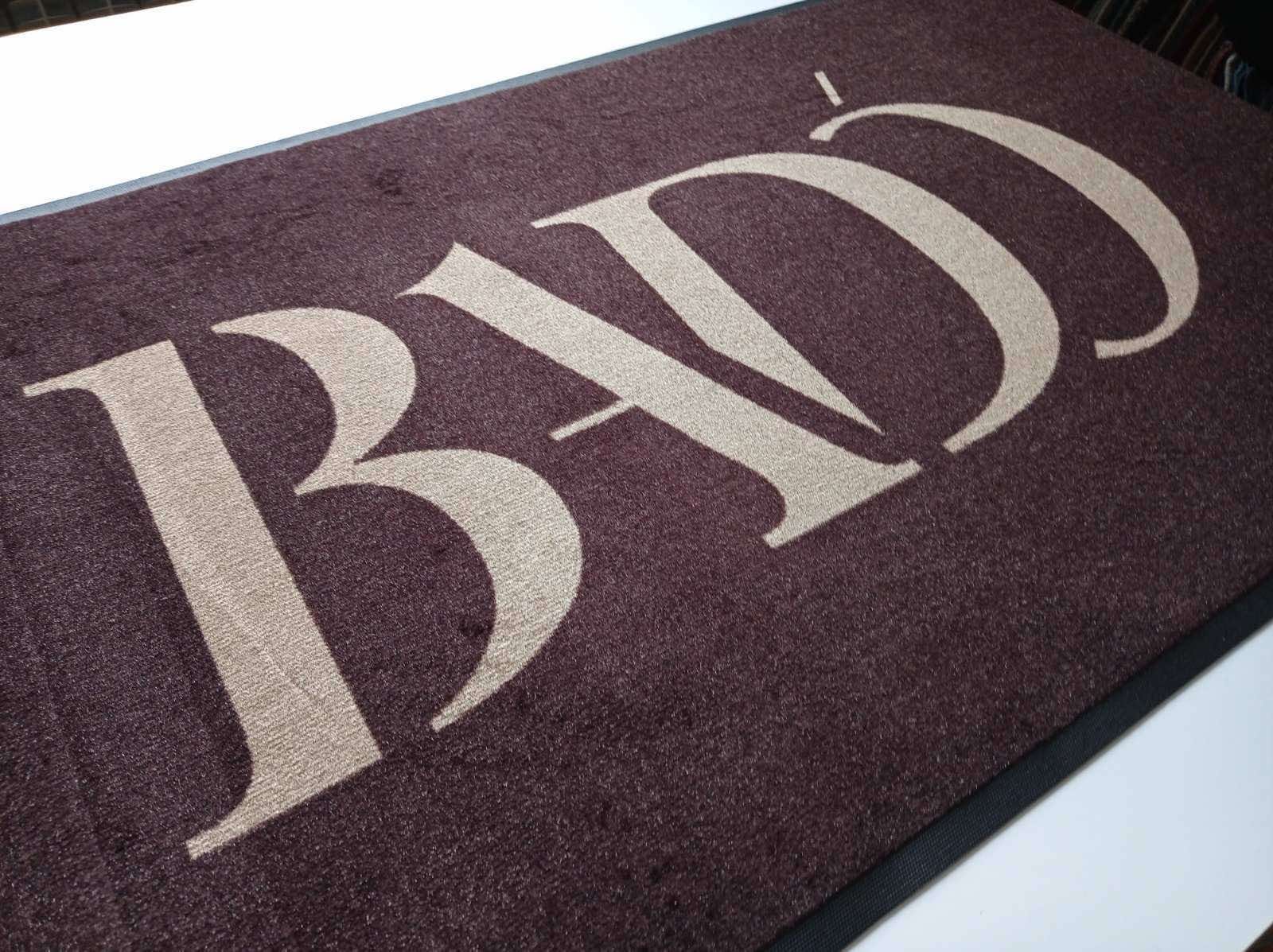 Felpudo burdeos con monograma BND